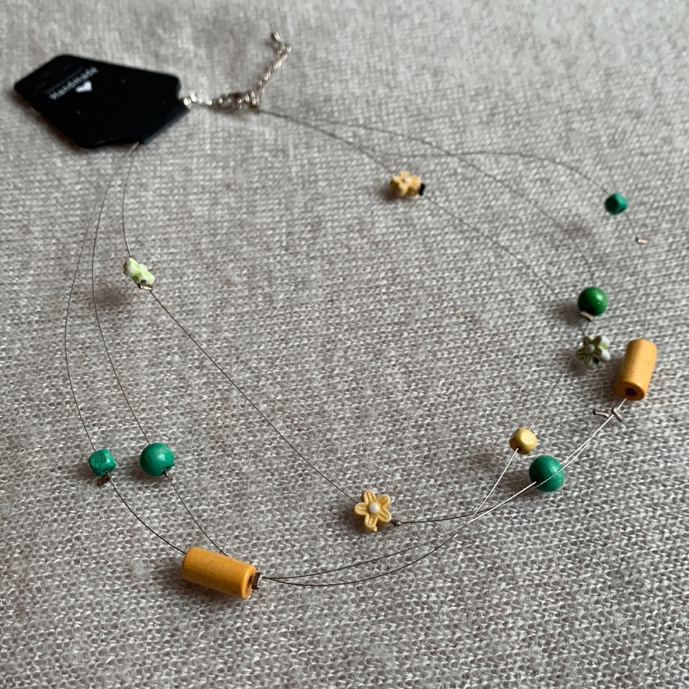 3x25$ 💝⭐️💕 Handmade - Short necklace - Yellow green beads - flowers & wire.
